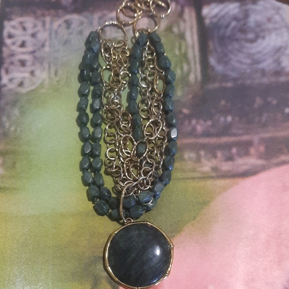 Elegant Gold and Green Necklace - Picture 4 of 4